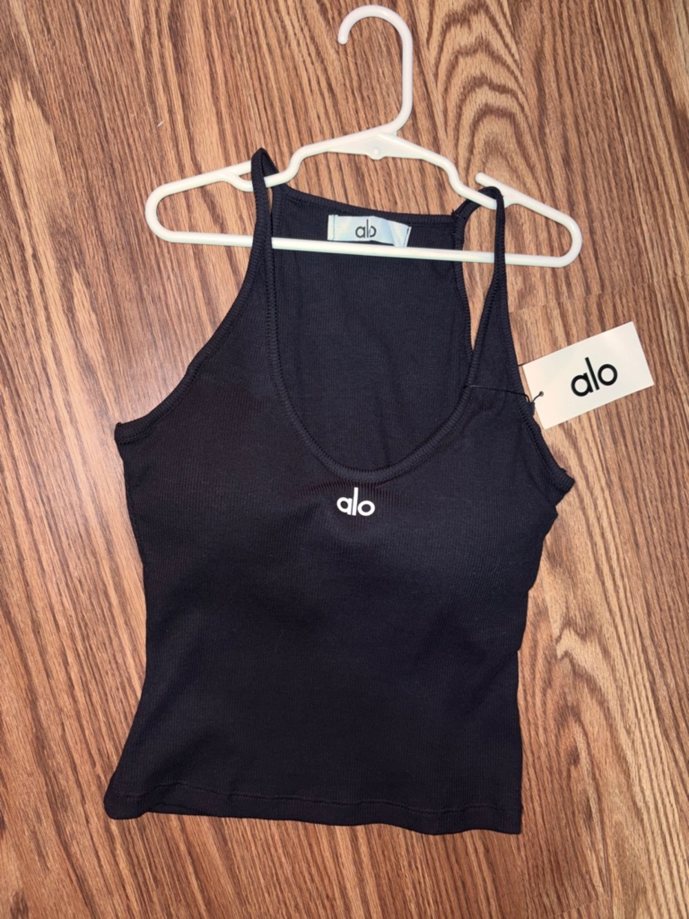 NWT Women’s ALO Yoga Black Ribbed Scoop Tank with Center Logo. Built in Bra - Picture 3 of 8